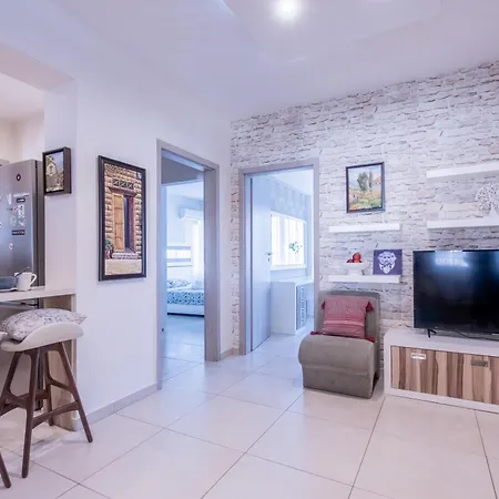 Daire Finikoudes Gate