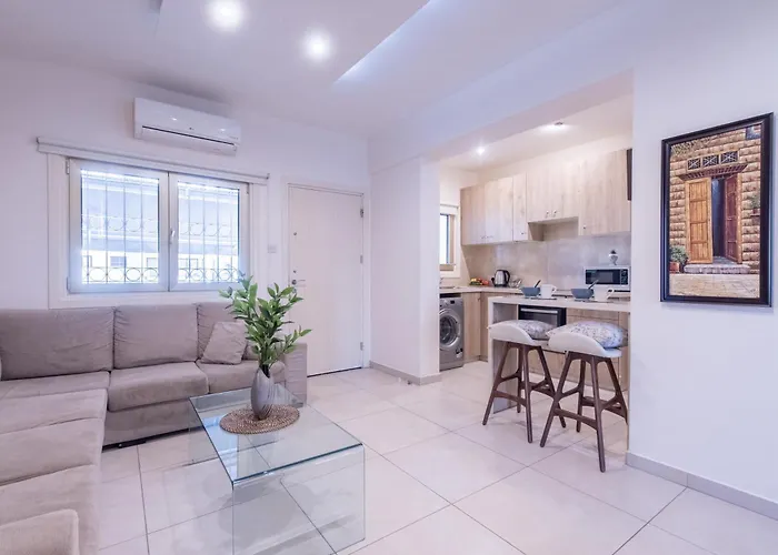 Finikoudes Gate לרנקה